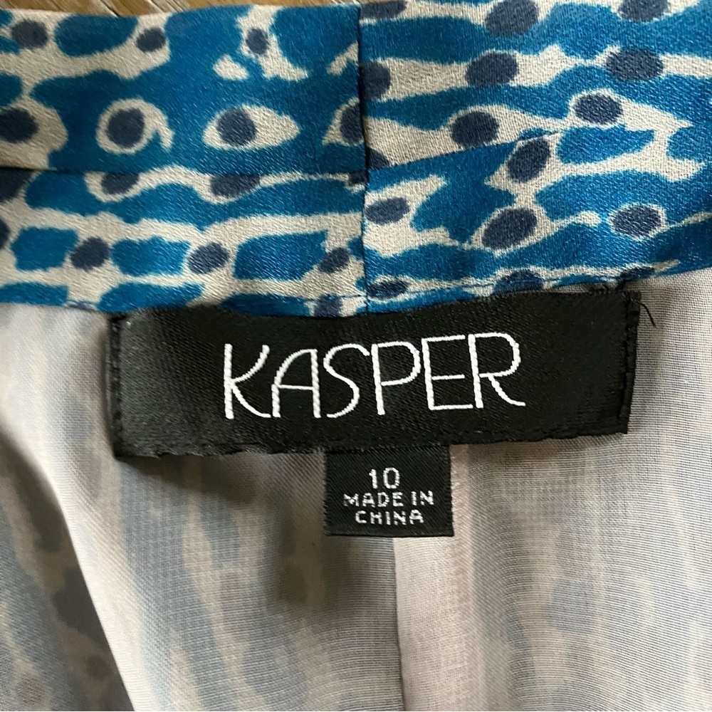 Kasper Woman’s V-neck Tie Button Down Abstract Blue Blouse (10) - Picture 5 of 7